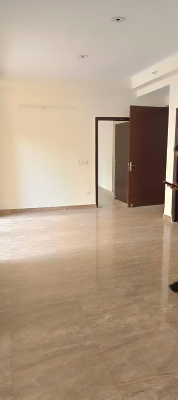 Room in 3 BHK Apartment at Amrapali Silicon City, Sector 76 – for Sale