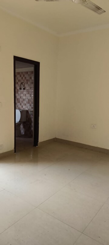 Room in 3 BHK Apartment at Amrapali Silicon City, Sector 76 – for Sale