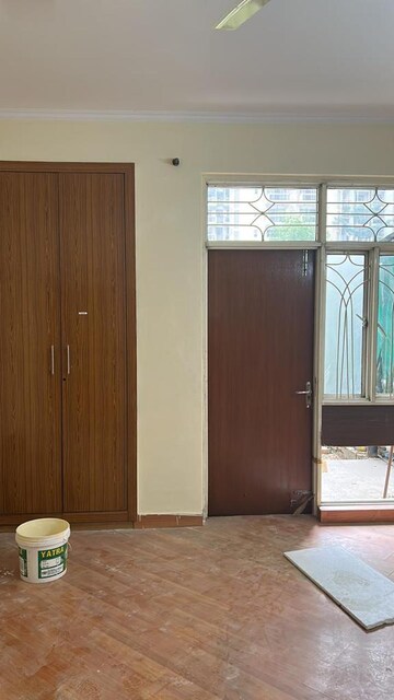 Room in 3 BHK Apartment at Parsvnath Green Ville, Sector 48 – for Sale