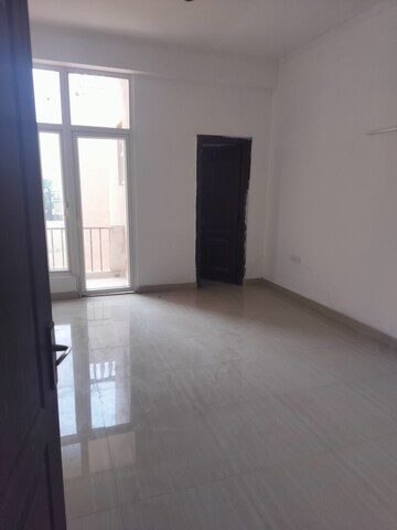 Room in 3 BHK Apartment at Amrapali Leisure Park, Amrapali Leisure Valley – for Sale
