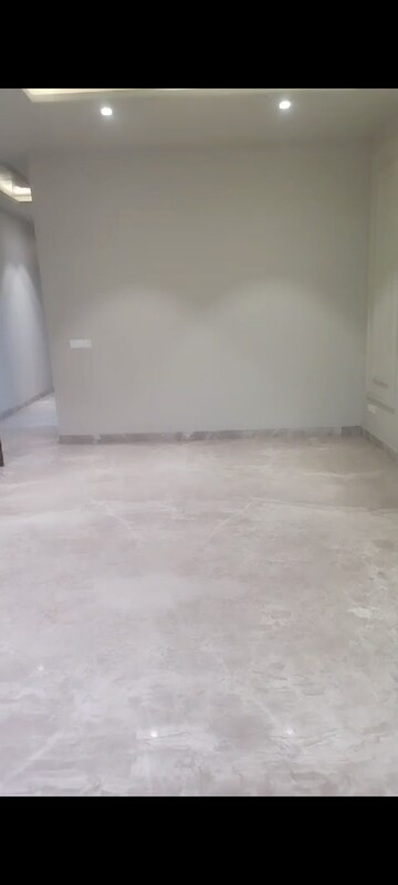 Room in 3 BHK Builder Floor at South Extension I – for Sale