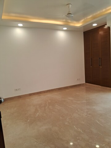 Furnished Amenities in 3 BHK Builder Floor at Defence Colony – for Sale