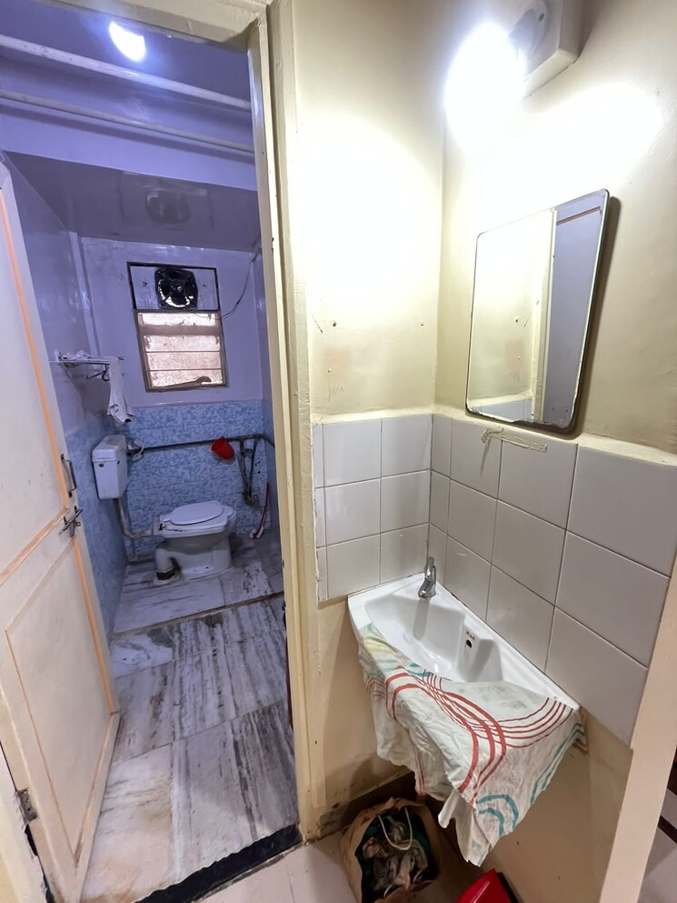 Bathroom, mantri-park-i-and-ii 2 Bedroom 800 Sq.Ft. Apartment In Kothrud Pune 7328475