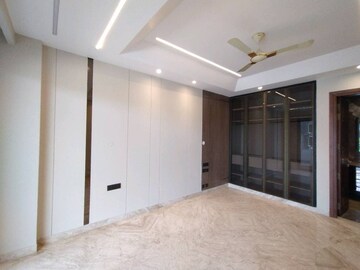 Room in 4 BHK Builder Floor at Dlf Phase I – for Sale