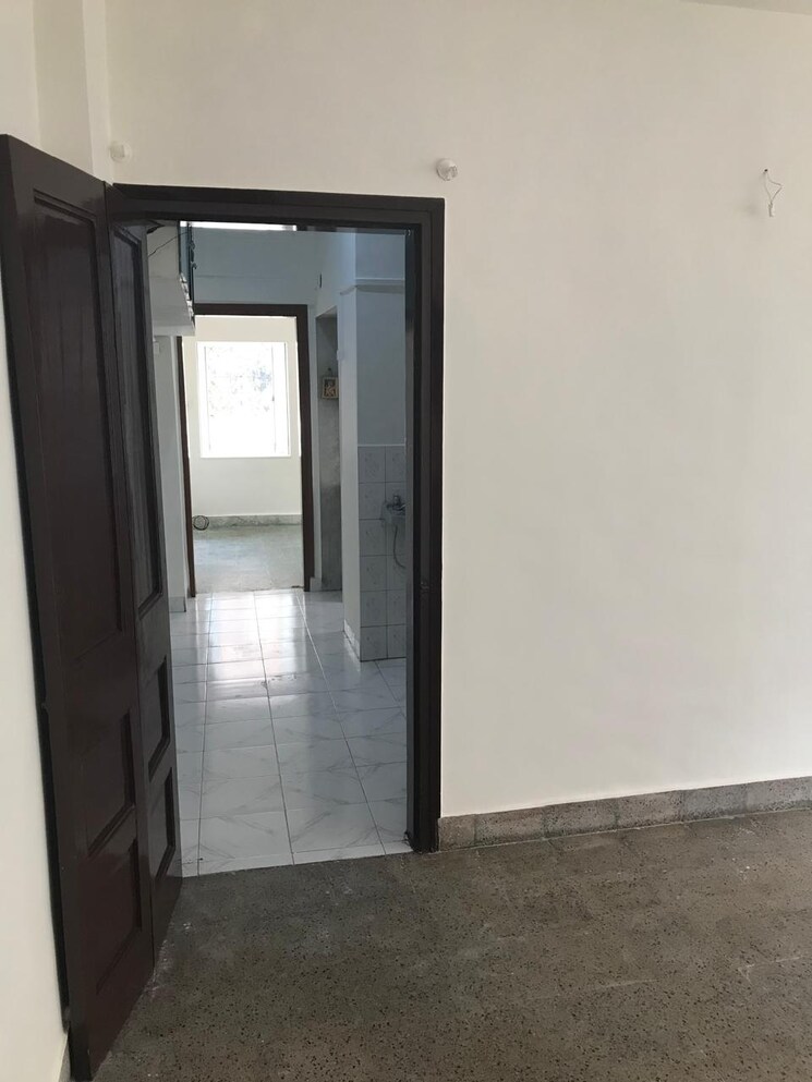 Room, snow-white 1 Bedroom 500 Sq.Ft. Apartment In Khar West Mumbai 7330388