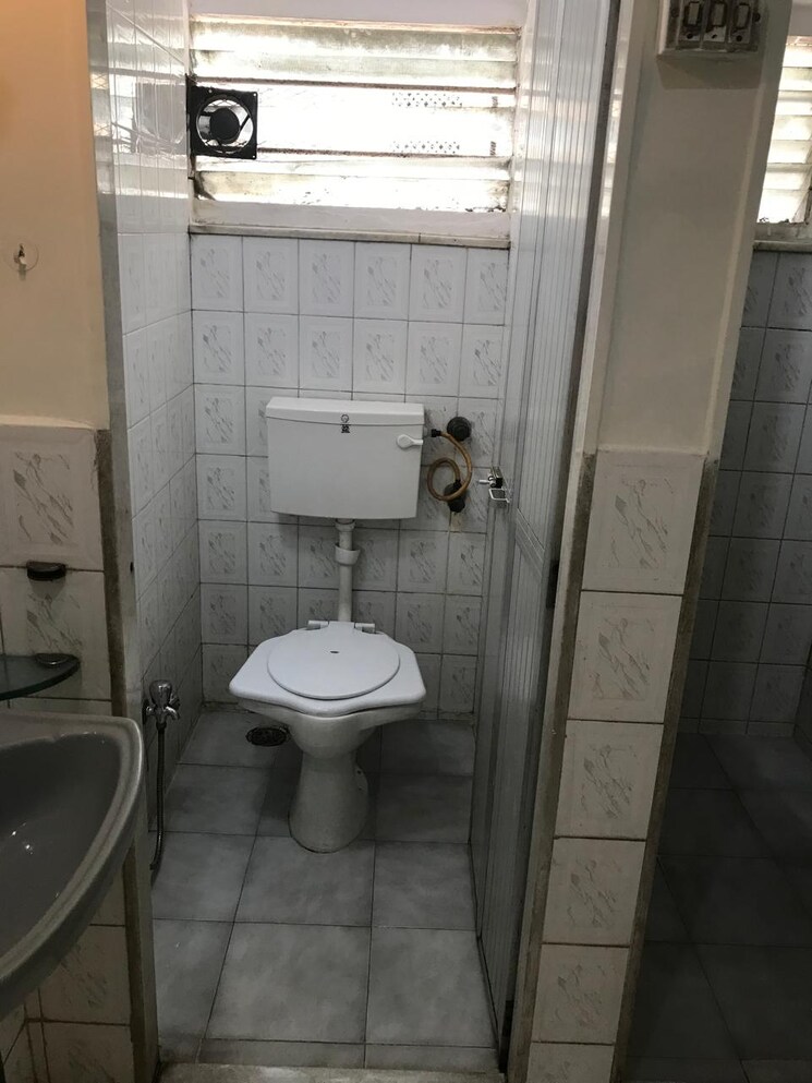Bathroom, snow-white 1 Bedroom 500 Sq.Ft. Apartment In Khar West Mumbai 7330388
