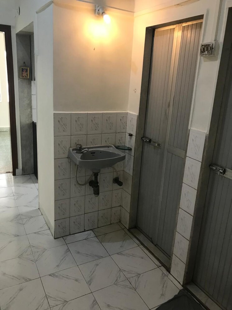 Bathroom, snow-white 1 Bedroom 500 Sq.Ft. Apartment In Khar West Mumbai 7330388