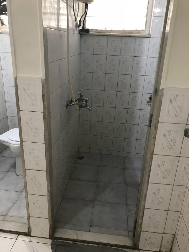 Bathroom, snow-white 1 Bedroom 500 Sq.Ft. Apartment In Khar West Mumbai 7330388