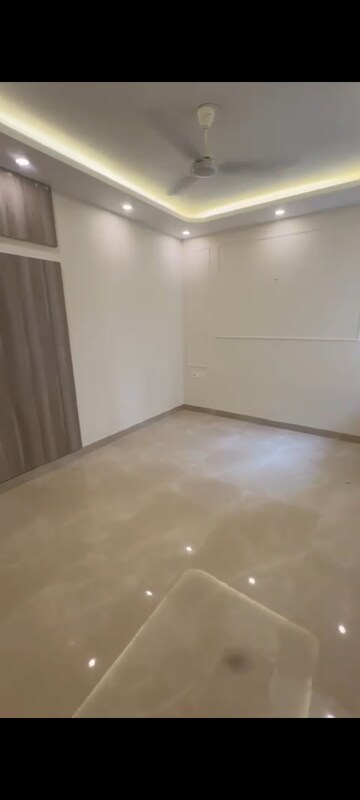 Room in 3 BHK Apartment at Vasant Kunj – for Sale