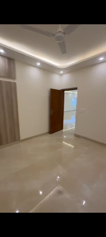 Room in 3 BHK Apartment at Vasant Kunj – for Sale