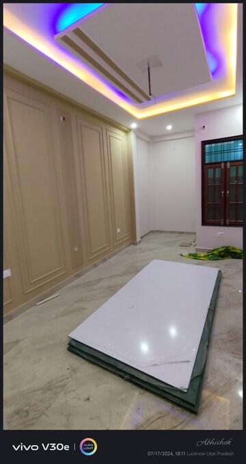 Room in 3 BHK Independent House at Jankipuram Extension – for Sale
