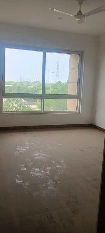Room in 3.5 BHK Apartment at Jaypee Kalypso Court, Sector 128 – for Sale
