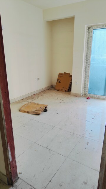 Room in 3 BHK Apartment at Apex Alphabet, Tech Zone 4 Greater Noida – for Sale