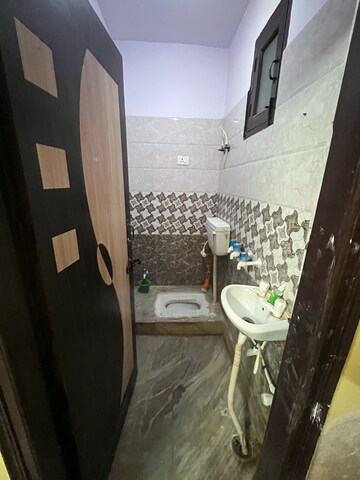 Bathroom in 1 BHK Apartment at Shalimar Apartments Shalimar Garden, Shalimar Garden – for Sale