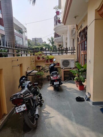 Parking in 6 BHK Independent House at Gomti Nagar – for Sale