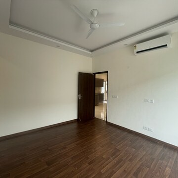 Room in 3 BHK Builder Floor at BPTP Amstoria, Sector 102 – for Sale