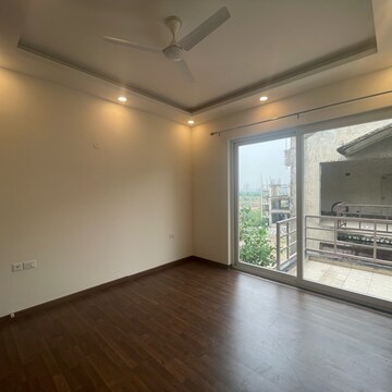 Room in 3 BHK Builder Floor at BPTP Amstoria, Sector 102 – for Sale