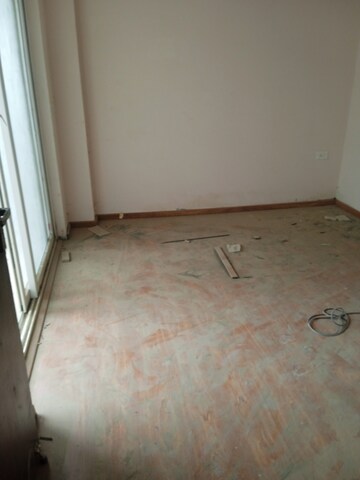 Room in 3 BHK Apartment at Amrapali Golf Homes, Sector 4, Greater Noida – for Sale