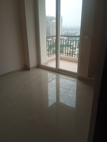 Room in 3 BHK Apartment at Amrapali Golf Homes, Sector 4, Greater Noida – for Sale