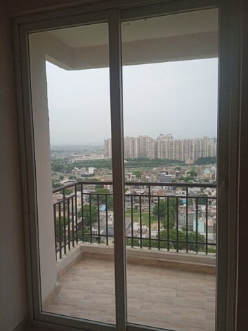 Room in 3 BHK Apartment at Amrapali Golf Homes, Sector 4, Greater Noida – for Sale
