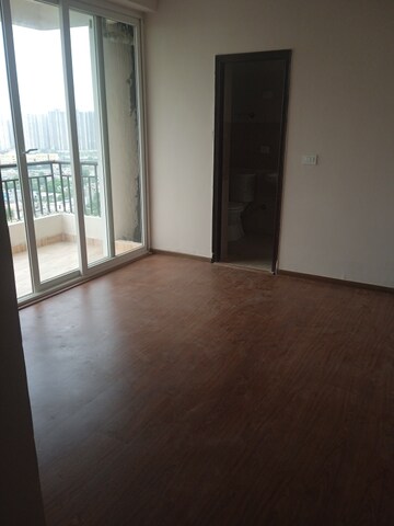 Room in 3 BHK Apartment at Amrapali Golf Homes, Sector 4, Greater Noida – for Sale