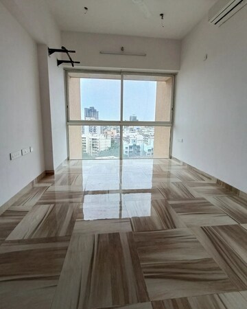 Room in 3 BHK Apartment at Khar West – for Sale