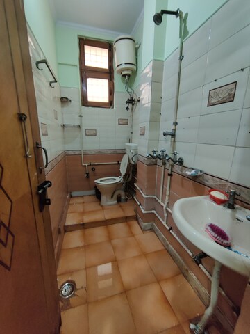 Bathroom in 2.5 BHK Builder Floor at Shanti Plaza Vaishali, Vaishali Sector 4 – for Sale