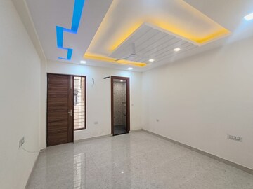 Room in 4 BHK Builder Floor at Green Fields Colony – for Sale