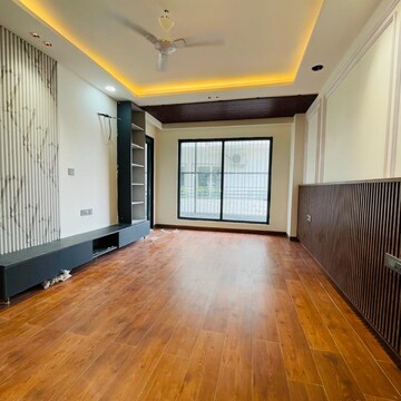 Room in 4 BHK Builder Floor at Uppal Southend, Sector 49 – for Sale