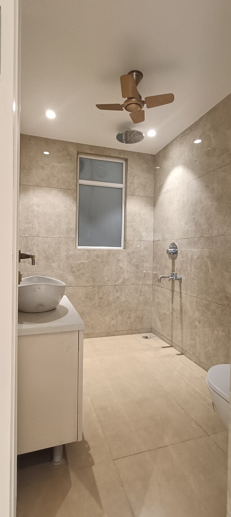 Bathroom, anand vihar 3 Bedroom 1800 Sq.Ft. Builder Floor In Anand Vihar Delhi 7338140