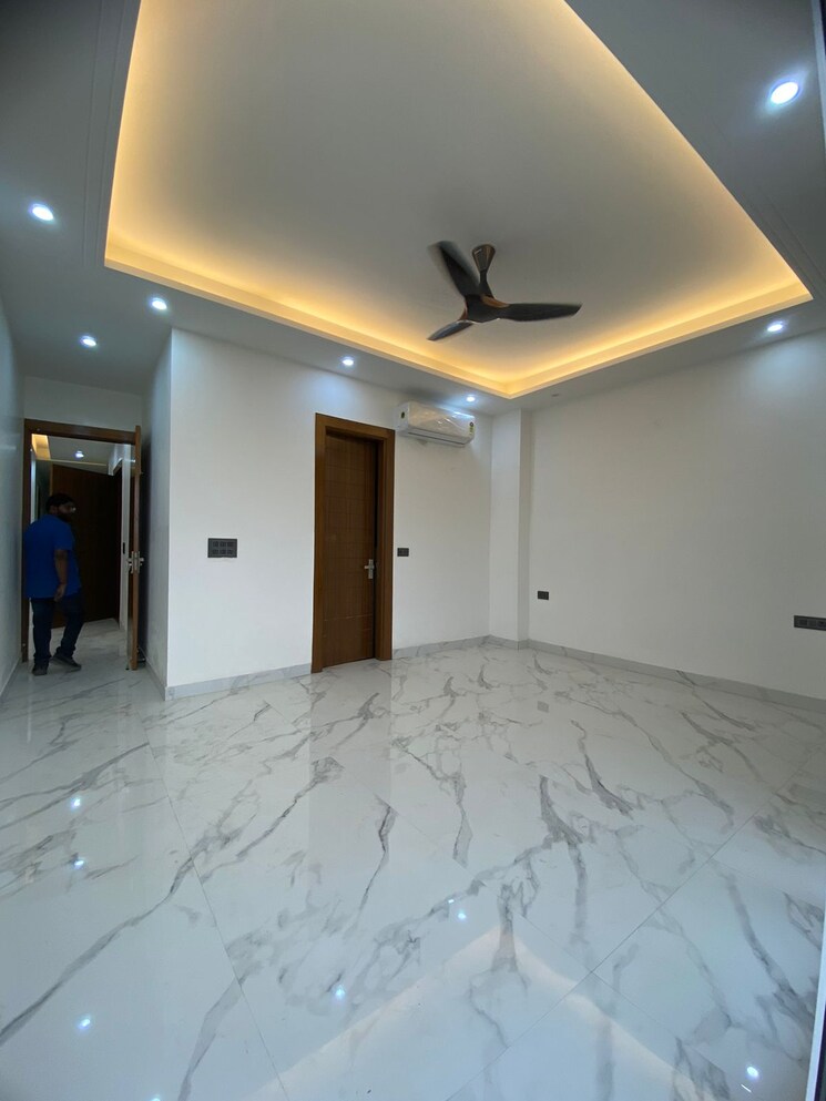 Room, sector 9 3.5 Bedroom 2300 Sq.Ft. Builder Floor In Sector 9 Faridabad 7338802
