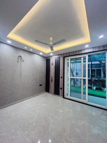 Room in 5 BHK Apartment at Sector 6, Dwarka – for Sale