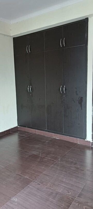 Furnished Amenities in 2.5 BHK Apartment at Aims Golf City, Sector 75 – for Sale