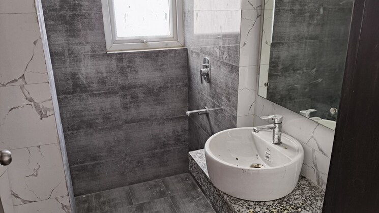 Bathroom, umang-winter-hills 3.5 Bedroom 2077 Sq.Ft. Apartment In Sector 77 Gurgaon 7340215