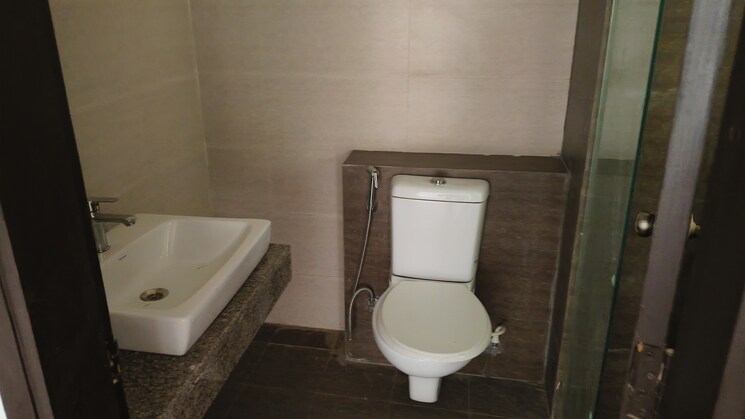 Bathroom, umang-winter-hills 3.5 Bedroom 2077 Sq.Ft. Apartment In Sector 77 Gurgaon 7340215