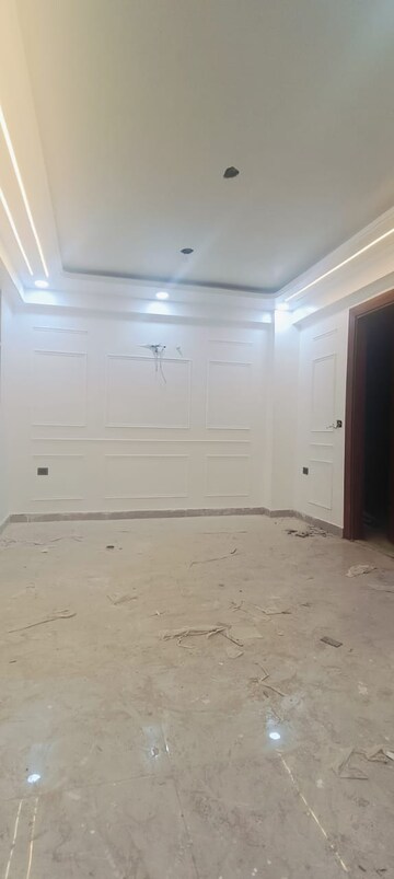 Room in 3 BHK Builder Floor at DMD Hometech Awas Yojna, Sector 73 – for Sale