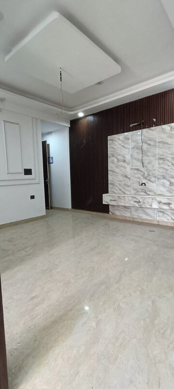 Room in 3 BHK Builder Floor at DMD Hometech Awas Yojna, Sector 73 – for Sale