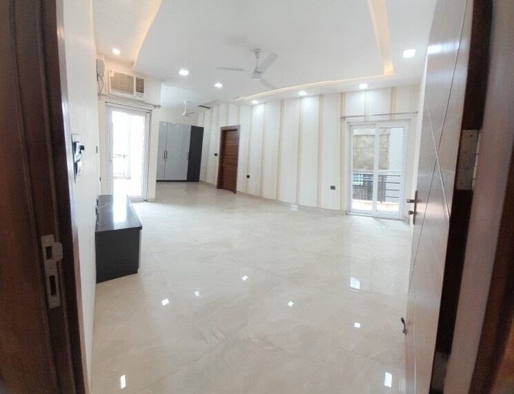 Room, sector 51 6+ Bedroom 112 Sq.Mt. Independent House In Sector 51 Noida 7342260