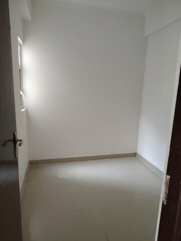 Room in 2.5 BHK Apartment at Amrapali Centurian Park, Tech Zone 4 Greater Noida – for Sale