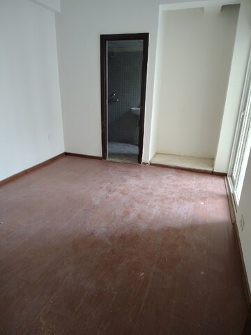 Room in 2.5 BHK Apartment at Amrapali Centurian Park, Tech Zone 4 Greater Noida – for Sale
