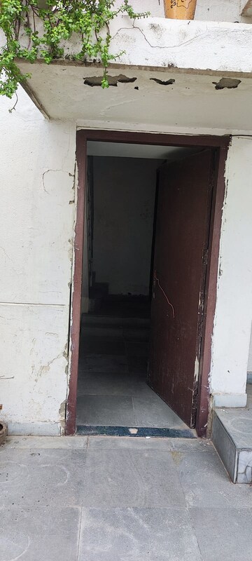 Furnished Amenities in 3 BHK Builder Floor at BPTP Park Central, Sector 85 – for Sale