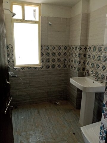 Bathroom in 3 BHK Apartment at Samiah Melrose Square, Vrindavan Yojna – for Sale