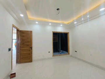 Room in 4 BHK Builder Floor at Green Fields Colony – for Sale