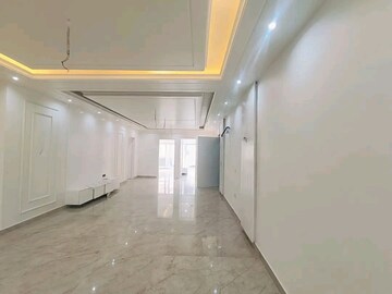 Building Lobby in 4 BHK Builder Floor at Green Fields Colony – for Sale
