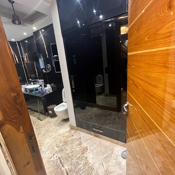 Furnished Amenities in 3 BHK Builder Floor at Naraina – for Sale