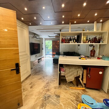 Parking in 3 BHK Builder Floor at Naraina – for Sale
