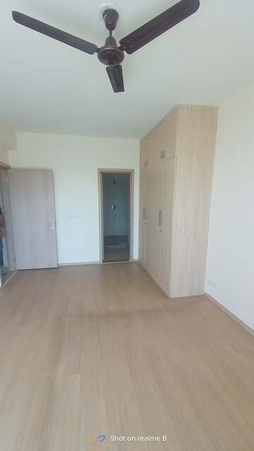 Room in 3 BHK Apartment at DLF The Skycourt, Sector 86 – for Sale