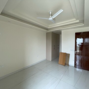 Room in 3 BHK Builder Floor at BPTP Amstoria Country Floor, Sector 102 – for Sale