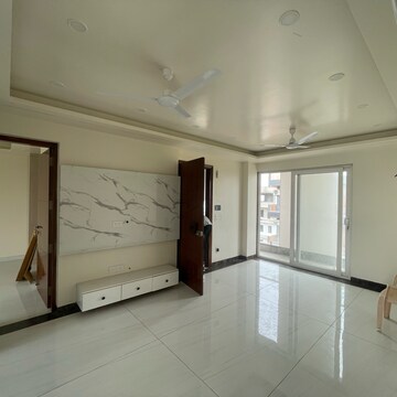 Room in 3 BHK Builder Floor at BPTP Amstoria Country Floor, Sector 102 – for Sale