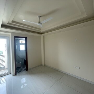 Room in 3 BHK Builder Floor at BPTP Amstoria Country Floor, Sector 102 – for Sale